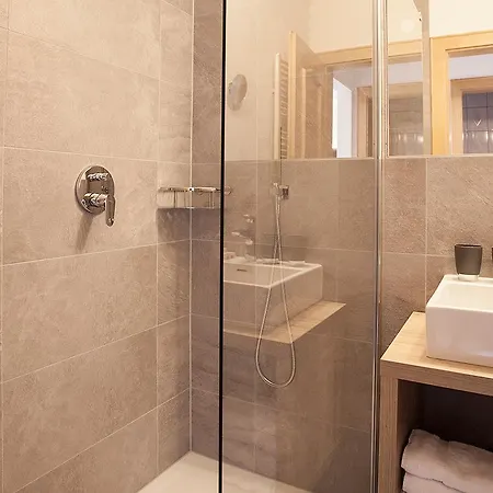 מלון Living-apart Anita 3*