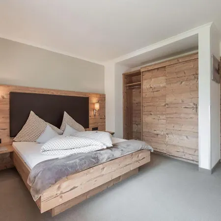 Living-apart Anita Oetz